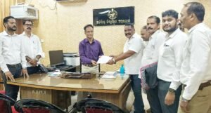 Read more about the article ଟ୍ରାଫିକ ଅବ୍ୟବସ୍ଥା ଏବଂ ଆଲୋକିକରଣ ଦାବି ନେଇ ସ୍ମାରକ ଦେଲେ ଆଇନଜୀବି