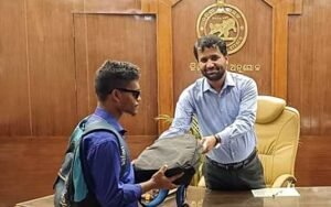 Read more about the article ଦିବ୍ୟାଙ୍ଗଙ୍କ ଉଚ୍ଚଶିକ୍ଷାକୁ ଗୁରୁତ୍ୱ: ୪ ଦୃଷ୍ଟିବାଧିତ ବିଦ୍ୟାର୍ଥୀଙ୍କୁ ଲାପଟପ ବଣ୍ଟନ କଲେ ଜିଲ୍ଲାପାଳ