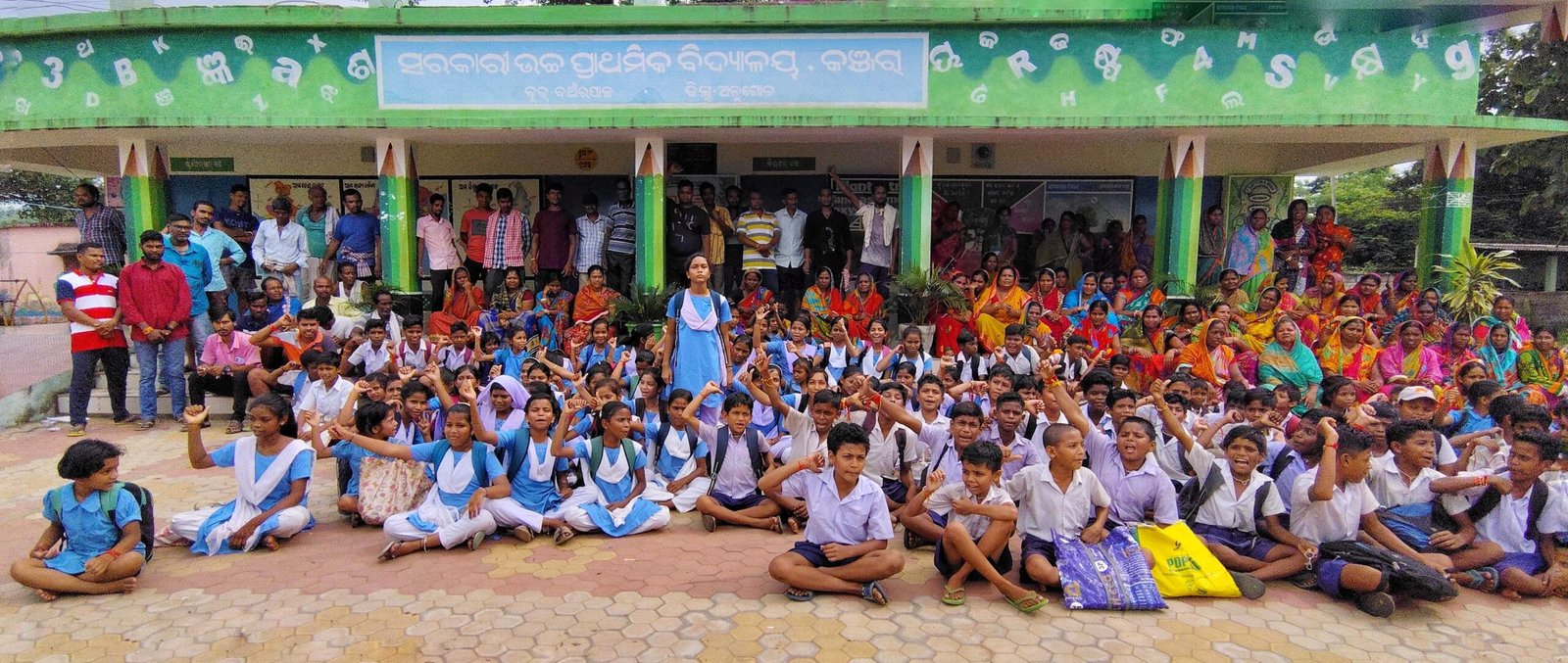 You are currently viewing ଶିକ୍ଷକଙ୍କ ବଦଳିକୁ ବିରୋଧ: ସ୍କୁଲରେ ତାଲା ପକାଇଲେ ଛାତ୍ରଛାତ୍ରୀ ଓ ଅଭିଭାବକ