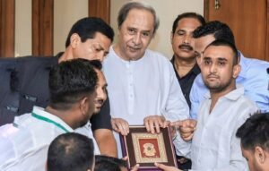 Read more about the article ବିଜେଡି ଛାତ୍ର ନେତା ସୌମ୍ୟରଞ୍ଜନ ନବୀନଙ୍କୁ ଭେଟିଲେ