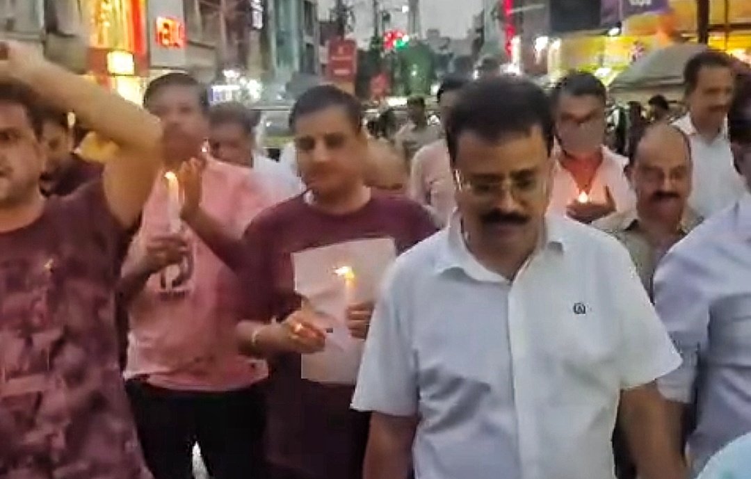 You are currently viewing କୋଲକାତାରେ ମହିଳା ଟ୍ରେନି ଡାକ୍ତରଙ୍କୁ ଜଘନ୍ୟ ବଳାତ୍କାର ଓ ନୃଶଂସ ହତ୍ୟାକାଣ୍ଡକୁ ଅନୁଗୁଳ ବାଣିଜ୍ୟ ସଂଘର ନିନ୍ଦା: କ୍ୟାଣ୍ଡେଲ ଶୋଭାଯାତ୍ରାରେ ସାମିଲ ହୋଇ ମାଗିଲେ ନ୍ୟାୟ