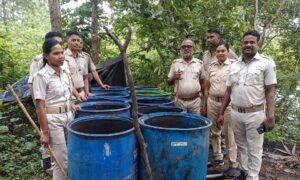 Read more about the article ତାଳଚେର ଅବକାରୀ ବିଭାଗ ପକ୍ଷରୁ ଚଢ଼ଉ: ୮୨୦୦ ଲିଟର ପୋଚ ଏବଂ ୨୦୦ ଲିଟର ଆଇଡି ମଦ ନଷ୍ଟ