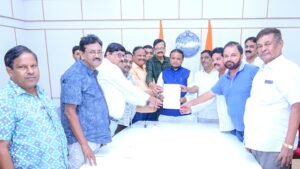 Read more about the article ୮ ଦଫା ଦାବି ପୂରଣ ପାଇଁ ମୁଖ୍ୟମନ୍ତ୍ରୀଙ୍କୁ ଭେଟିଲେ ଓଡ଼ିଶା ରାଜ୍ୟ ଟ୍ରକ ମାଲିକ ମହାସଂଘ