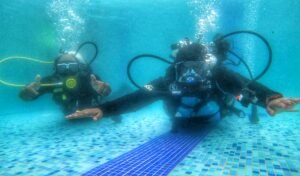 Read more about the article ସ୍କୁବା ଡାଇଭିଙ୍ଗ ପ୍ରଶିକ୍ଷଣ ଆୟୋଜିତ: ସ୍କୁବା କୋଚ୍ ସବିର ବକ୍ସ ଦେଲେ ଟ୍ରେନିଂ