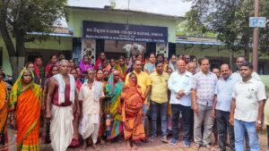 Read more about the article ୩ ଦଫା ଦାବି ପୂରଣ ନହେଲେ ରେଳରୋକ ସହ ଜଗନ୍ନାଥ କ୍ଷେତ୍ର କାର୍ଯ୍ୟାଳୟ ବନ୍ଦ କରିବେ ଘଣ୍ଟପଡ଼ା ପଞ୍ଚାୟତବାସୀ, ଉପଜିଲ୍ଲାପାଳଙ୍କୁ ଦେଲେ ଦାବିପତ୍ର