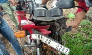 Read more about the article ନିଶାରେ ଟଳମଳ ହୋଇ ବାଇକରେ ଯିବା ବେଳେ ସ୍କୁଲ ପିଲାଙ୍କୁ ଧକ୍କା ଦେଲେ ପୋଲିସ ବାବୁ, ଏକାଧିକ ଛାତ୍ରଛାତ୍ରୀ ଗୁରୁତର