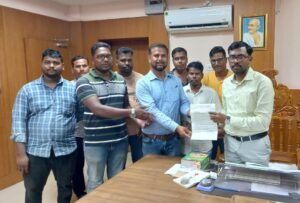 Read more about the article ବରପାଲି ଗ୍ରାମକୁ ଏମସିଏଲ ଅଧିଗ୍ରହଣ କରିବାକୁ ଦାବି, ଉପଜିଲ୍ଲାପାଳଙ୍କୁ ଦାବିପତ୍ର ପ୍ରଦାନ କଲେ ସ୍ଥାନୀୟ ଲୋକେ