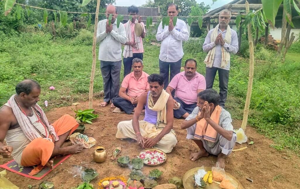 ଠାକୁରଗଡ଼ରେ ମା’ଙ୍କ ଆଗମନ ପାଇଁ ପ୍ରସ୍ତୁତି: ମହାଲକ୍ଷ୍ମୀଙ୍କ ପୂଜା ପାଇଁ ଅନୁକୂଳ ହେଲା ମାଟି