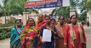 Read more about the article ଝିଅ ବାହାଘର ବାହାନା କରି ଠକେଇ! ଏକାଧିକ ମହିଳାଙ୍କଠୁ ଟଙ୍କା ନେଇ ଠକ ମହିଳା ଫେରାର