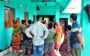 Read more about the article ଅନୁଗୁଳବାସୀ ସାବଧାନ! ଘରେ ପଶି ଆଖିରେ ଲଙ୍କା ଗୁଣ୍ଡ ପକାଇ ମରଣାନ୍ତକ ଆକ୍ରମଣ କରୁଛନ୍ତି ଦୁର୍ବୃତ୍ତ, ମହିଳା ଗୁରୁତର