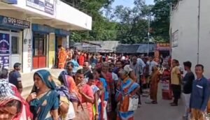 Read more about the article ସୁଭଦ୍ରା କ୍ରେଜ: ବ୍ୟାଙ୍କ ନ ଖୋଲୁଣୁ ଟଙ୍କା ଉଠାଣ ପାଇଁ ମହିଳାଙ୍କ ଲମ୍ବା ଧାଡ଼ି