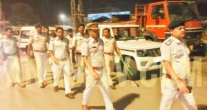 Read more about the article ଦାୟିତ୍ୱ ନେବା ପରେ ଆକ୍ସନ ମୋଡରେ ନୂଆ ଏସପି, ପାର୍ବଣରେ ଆଇନ ଶୃଙ୍ଖଳାକୁ ସୁନିଶ୍ଚିତ କରିବାକୁ ଅନୁଗୁଳରେ ଫୁଟ୍ ପ୍ୟାଟ୍ରୋଲିଂ ଆୟୋଜିତ