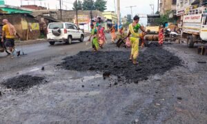 Read more about the article ଠିକାଦାର ପୂର୍ତ୍ତ ବିଭାଗର ମଧୁଚନ୍ଦ୍ରିକା! ବର୍ଷାରେ ଅନୁଗୁଳରେ ଚାଲିଛି ପିଚୁ କାମ, ଯନ୍ତ୍ରୀ କହିଲେ- ପିଚୁ ଉଠିଲେ ପୁଣି ପଡ଼ିବ