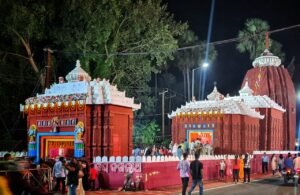 Read more about the article ୩୯ ବର୍ଷରେ ସ୍ୱର୍ଣଲକ୍ଷ୍ମୀ ପୂଜା କମିଟି,  ମଣ୍ଡପରେ ଶ୍ରୀମନ୍ଦିରର କଳାକୃତି ବାଇଶି ପାହାଚରୁ ଆନନ୍ଦ ବଜାର ଅଭଡ଼ା