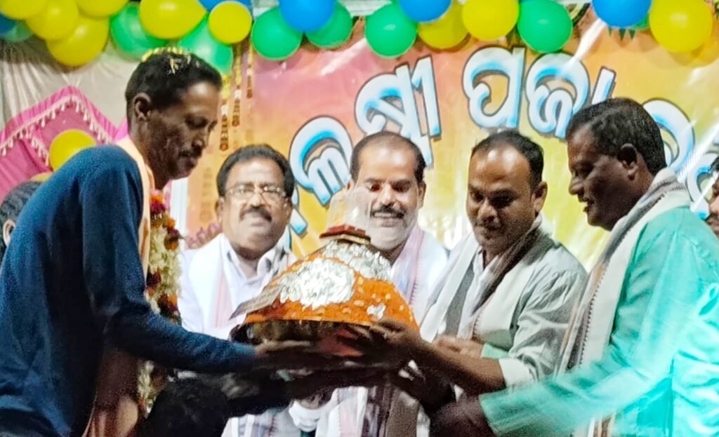 ମା’ ଧନଲକ୍ଷ୍ମୀଙ୍କ ଆଜ୍ଞା ଲଡୁ ନିଲାମ, ୧୭ ହଜାର ୭୭୮ ଟଙ୍କାରେ ନେଲେ ସୁଧାକର ଦାସ