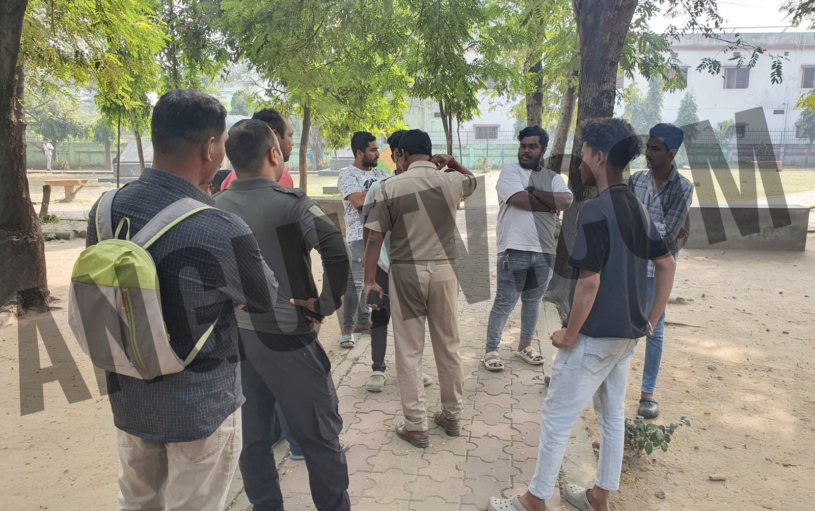 You are currently viewing ସାମାନ୍ୟ କାଗଜ ଫିଙ୍ଗାଫିଙ୍ଗିକୁ ନେଇ କଲେଜ ଛାତ୍ରଙ୍କ ଉତ୍ପାତ,ପାର୍କ ଓ ପଡ଼ିଆରେ ଗଣ୍ଡଗୋଳ ବେଳେ ଜଣଙ୍କୁ ଉଠାଇ ଆଣିଲା ପୋଲିସ