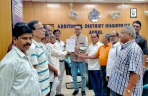 Read more about the article ୬ ଦଫା ଦାବି ନେଇ ଜନ ଜୀବନ ସୁରକ୍ଷା କମିଟି ଜିଲ୍ଲାପାଳଙ୍କୁ ଦେଲା ସ୍ମାରକ