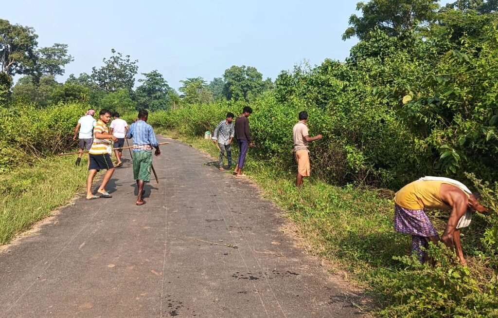 ଜଙ୍ଗଲ ସ୍କୁଲ ରାସ୍ତା ସଫା କଲେ ଗ୍ରାମବାସୀ