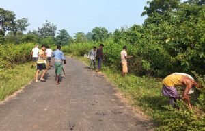 Read more about the article ଜଙ୍ଗଲ ସ୍କୁଲ ରାସ୍ତା ସଫା କଲେ ଗ୍ରାମବାସୀ