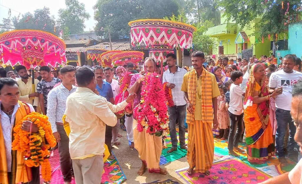 ମା’ ଲୋଭୀ ଠାକୁରାଣୀଙ୍କ ବାର୍ଷିକ ପୂଜା ଓ ଯାତ୍ରା ସମାରୋହ ଆୟୋଜିତ, ଘର ସାମ୍ନାରେ ନୂଆ ଲୁଗା ପକାଇ ବନ୍ଦାଇଲେ ମହିଳା