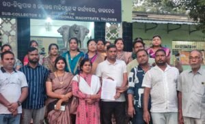 Read more about the article ଜମିହରା କ୍ଷତିଗ୍ରସ୍ତ ପ୍ରଜାଙ୍କ ଅସାମ୍ବିଧାନିକ ଗିରଫଦାରୀକୁ ନିନ୍ଦା, ଉପଜିଲ୍ଲାପାଳଙ୍କୁ ଦାବି ପତ୍ର ପ୍ରଦାନ କଲେ ଗ୍ରାମବାସୀ