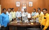 ବିନା ଦରମାରେ ୧୪ ବର୍ଷ: ସ୍ଥାୟୀ ନିଯୁକ୍ତି ଦାବି ନେଇ ମନ୍ତ୍ରୀଙ୍କୁ ସ୍ମାରକ ପତ୍ର ପ୍ରଦାନ କଲେ ଏଆଇ ୱାର୍କର