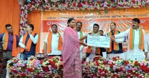 Read more about the article ଅନୁଗୁଳରେ ଜିଲ୍ଲାସ୍ତରୀୟ ନିର୍ମାଣ ଶ୍ରମିକ ସମାରୋହ: ପରିଚୟ ପତ୍ର ଓ ସହାୟତା ରାଶି ବାଣ୍ଟିଲେ ମନ୍ତ୍ରୀ