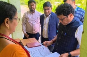 Read more about the article ଅନୁଗୁଳ ଗସ୍ତରେ ଅତିରିକ୍ତ ମୁଖ୍ୟ ନିର୍ବାଚନ ଅଧିକାରୀ ଶତ୍ରୁଘ୍ନ କର, ଭୋଟର ତାଲିକା ସଂଶୋଧିତ ଅଭିଯାନର କଲେ ଯାଞ୍ଚ