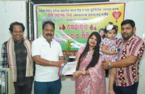 Read more about the article ନିଆରା ଢଙ୍ଗରେ ଝିଅର ଜନ୍ମ ଦିନ ପାଳିଲେ ସାମ୍ବାଦିକ, ରକ୍ତଦାନ ଶିବିର ସହ ବାଣ୍ଟିଲେ ଔଷଧିୟ ବୃକ୍ଷ ଚାରା