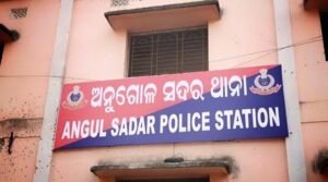Read more about the article ମଦ ଦୋକାନ କର୍ମଚାରୀଙ୍କ ଠାରୁ ଲୁଟ୍, ନେଇଗଲେ ୧ ଲକ୍ଷ ୨୪ ହଜାର ଟଙ୍କା
