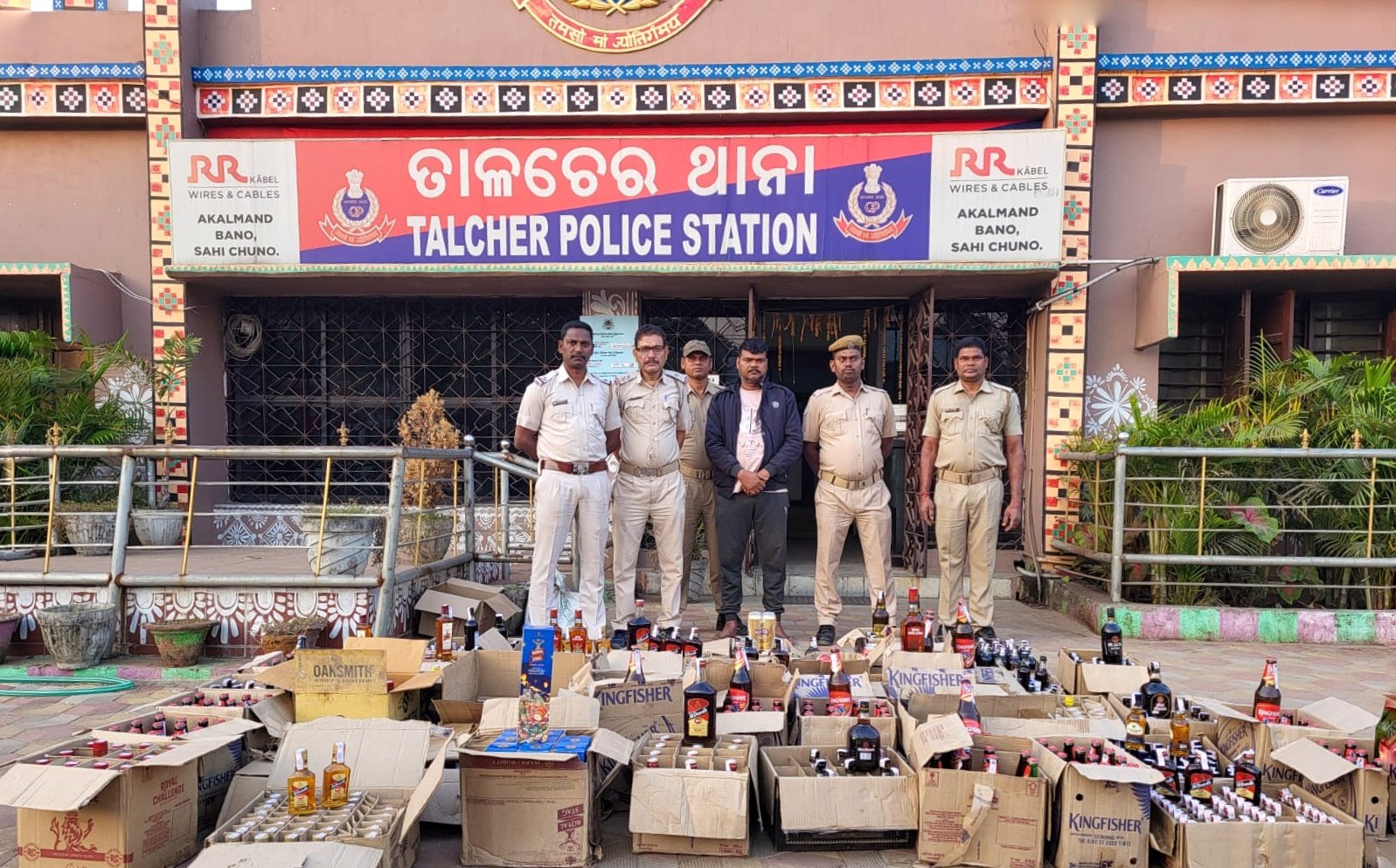 You are currently viewing ଫାଷ୍ଟ ଫୁଡ୍ ଦୋକାନରୁ ବିପୁଳ ପରିମାଣର ବିଦେଶୀ ମଦ ଜବତ, ବେପାରୀ ଗିରଫ