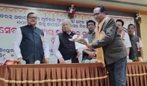 Read more about the article ବାଜପେୟୀଙ୍କ ୧୦୦ ତମ ପୁଣ୍ୟ ତିଥି: ବରିଷ୍ଠ ସାମ୍ବାଦିକ ଧୀରମୋହନ ରାୟଙ୍କୁ ଅଟଳ ସେବାରତ୍ନ ସମ୍ମାନ