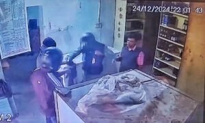 Read more about the article ଦିନ ଦ୍ଵିପ୍ରହରରେ ମାରଣାସ୍ତ୍ର ଦେଖାଇ ଦେଢ଼ ଲକ୍ଷରୁ ଅଧିକ ଟଙ୍କା ସହ ମଦ ଲୁଟ୍