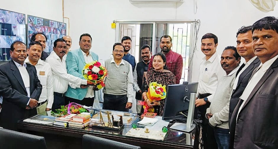 You are currently viewing ଆଠ ମଲ୍ଲିକ ଓକିଲସଂଘ ପକ୍ଷରୁ ବିଚାରପତିଙ୍କୁ ନବବର୍ଷର ଶୁଭେଚ୍ଛା ଜ୍ଞାପନ