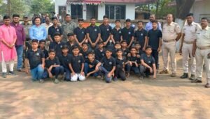 Read more about the article ସଡ଼କ ସୁରକ୍ଷା ମାସ ପାଳନ: ଗାଡ଼ି ଚାଳକଙ୍କୁ ସଚେତନ କଲେ ଛାତ୍ରଛାତ୍ରୀ, ନିୟମ ମାନୁଥିବା ଲୋକଙ୍କୁ ଦେଲେ ଉପହାର