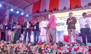 Read more about the article ଅନୁଗୁଳରେ ଜିଲ୍ଲାସ୍ତରୀୟ କୃଷି ଯନ୍ତ୍ରପାତି ମେଳା ଓ କୃଷି ମହୋତ୍ସବ ଉଦଘାଟିତ