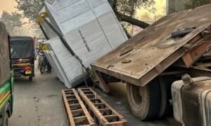 Read more about the article ଟ୍ରଲର ଦୁର୍ଘଟଣା ଗ୍ରସ୍ତ, ଯନ୍ତ୍ରାଂଶ ପଡ଼ି ୧୪ ଘଣ୍ଟା ଜାତୀୟ ରାଜପଥ ଜାମ୍