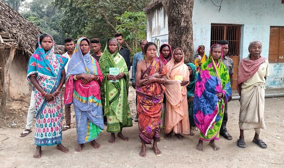 You are currently viewing ମନ ଇଚ୍ଛା ରାସନ କାର୍ଡରୁ ୨ କିଲୋ ଚାଉଳ କାଟି ଦେଉଛନ୍ତି ଡିଲର, ଅଭିଯୋଗ ଆଣିଲେ ହିତାଧିକାରୀ