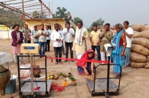 Read more about the article ମଣ୍ଡି ଉଦଘାଟନ ହେଲା ହେଲେ ଉଠିଲାନି ଧାନ, ଟେଣ୍ଟ ତଳେ ପଡ଼ିଛି ୬୩୪ କ୍ବିଣ୍ଟାଲ ଧାନ