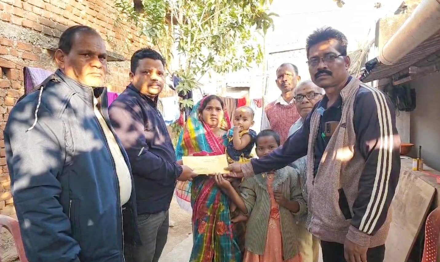 You are currently viewing କଳା ଶିକ୍ଷକ ସଞ୍ଜୟ ବେହେରାଙ୍କ ମୃତ୍ୟୁ ପରେ ବେସାହାରା ପରିବାରକୁ ସାହାଯ୍ୟ: ସହାୟତା କଲା ରାଜ୍ୟ କଳା ଓ କ୍ରୀଡ଼ା ଶିକ୍ଷକ ସଂଘ