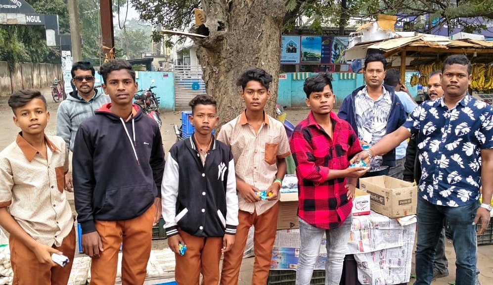 You are currently viewing ଫଳ ବ୍ୟବସାୟୀ ସ୍କୁଲ ପିଲାଙ୍କୁ ବିସ୍କୁଟ ବାଣ୍ଟିଲେ