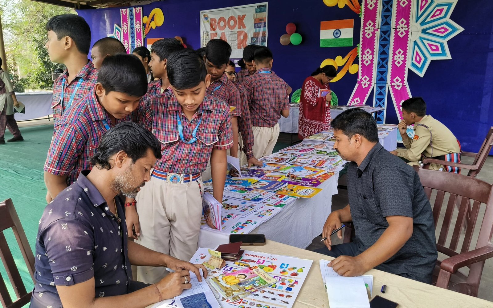 You are currently viewing ଅନନ୍ତ ଡିଏଭିରେ ପୁସ୍ତକ ମେଳା ଆୟୋଜିତ, ଛାତ୍ରଛାତ୍ରୀଙ୍କୁ ବହି ପଢ଼ିବାକୁ ପରାମର୍ଶ