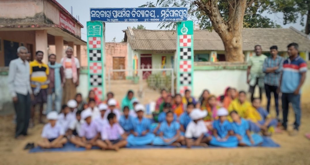 You are currently viewing ନିୟମିତ ଆସୁ ନାହାନ୍ତି ସାର୍: ପ୍ରତିବାଦରେ ସ୍କୁଲରେ ତାଲା ପକାଇ ଧାରଣା ଦେଲେ ଅଭିଭାବକ ଓ ଛାତ୍ରଛାତ୍ରୀ