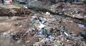 Read more about the article ୧୮ ନମ୍ବର ୱାର୍ଡରେ ଘରେ ପଶିଲା ଡ୍ରେନ ପାଣି, ଖବର ପ୍ରକାଶ ପରେ ଜେସିବି ଆଣି ସଫା କଲା ମ୍ୟୁନିସିପାଲିଟି; ଲୋକେ ଅସନ୍ତୁଷ୍ଟ