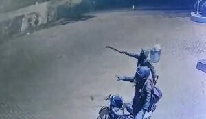 Read more about the article ପେଟ୍ରୋଲ ପମ୍ପ ସେଲ୍ସମ୍ୟାନକୁ ଖଣ୍ଡାରେ ଆକ୍ରମଣ, ଛଡ଼ାଇ ନେଲେ ଲକ୍ଷାଧିକ ଟଙ୍କା ଭର୍ତ୍ତି ବ୍ୟାଗ୍