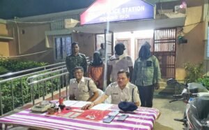 Read more about the article ଅନୁଗୁଳ ଅଞ୍ଚଳରେ ଛିନତାଇ କରୁଥିବା ୩ ଗିରଫ, ସୁନାଗହଣା ସହ ନଗଦ ଟଙ୍କା ଜବତ