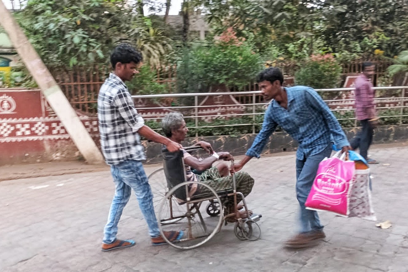 You are currently viewing ସ୍ୱାସ୍ଥ୍ୟ ସେବାର ବିକଳ ଚିତ୍ର: ଭଙ୍ଗା ହୁଇଲ ଚେୟାର ରେ ରୋଗୀ ଯାଉଛନ୍ତି