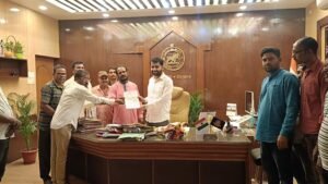 Read more about the article ୧୦ ଦଫା ଦାବି ନେଇ ଶ୍ରମିକ ସଂଘ ଜିଲ୍ଲାପାଳଙ୍କୁ ଭେଟିଲା