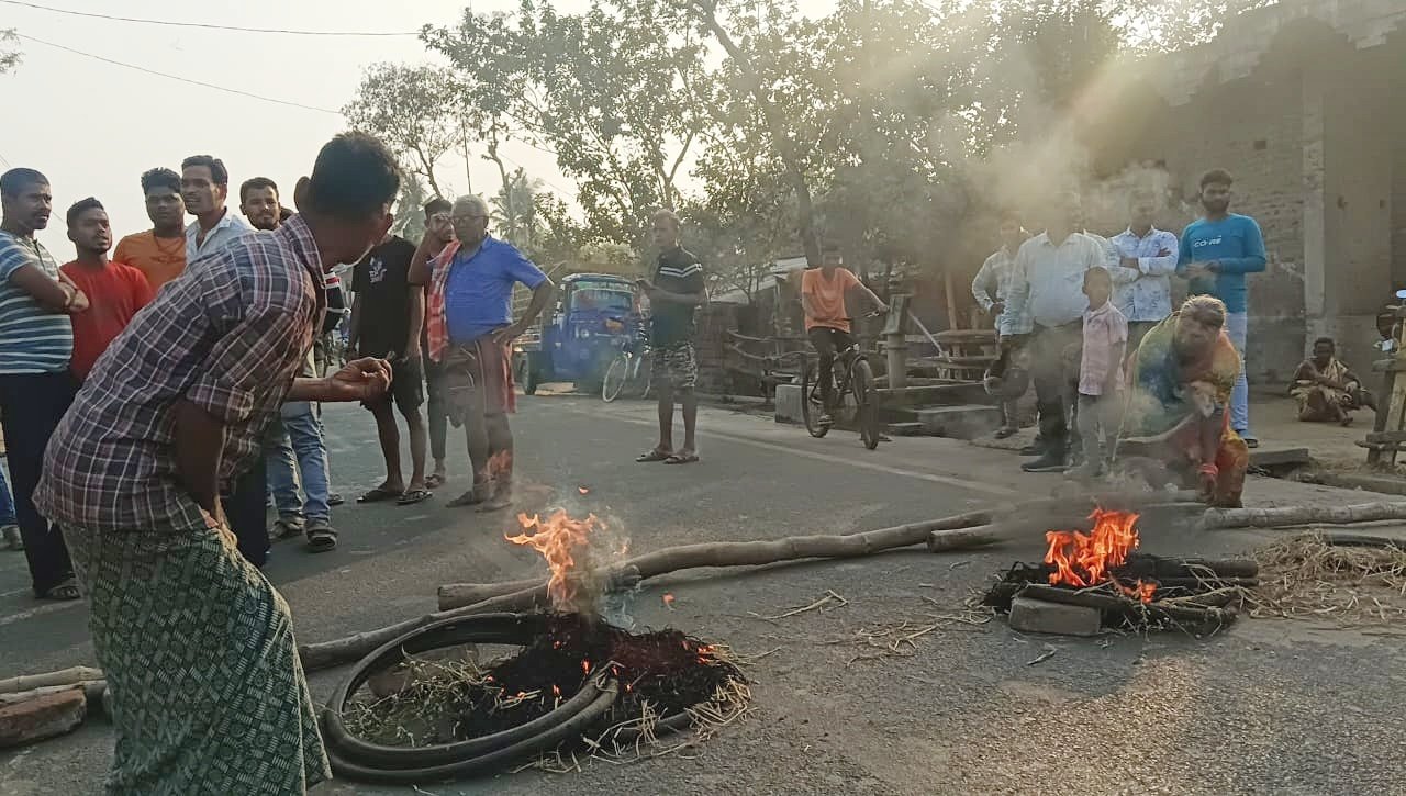 You are currently viewing ବୃଦ୍ଧଙ୍କୁ ଧକ୍କା ଦେଇ ୨୦୦ ମିଟର ଘୋଷାଡ଼ି ନେଲା ବୋଲେରୋ, ଘଟଣାସ୍ଥଳରେ ମୃତ୍ୟୁ; ରାସ୍ତା ରୋକ କଲେ ସ୍ଥାନୀୟ ଲୋକ