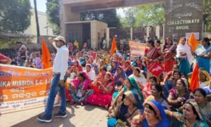 Read more about the article ଓଡ଼ିଶା ଜୀବିକା ମିଶନ ମହିଳା ଗୋଷ୍ଠୀର ୪ ଦଫା ଦାବି: ଜିଲ୍ଲାପାଳଙ୍କ ଜରିଆରେ ମୁଖ୍ୟମନ୍ତ୍ରୀ ଓ ଉପମୁଖ୍ୟମନ୍ତ୍ରୀଙ୍କୁ ଦାବିପତ୍ର